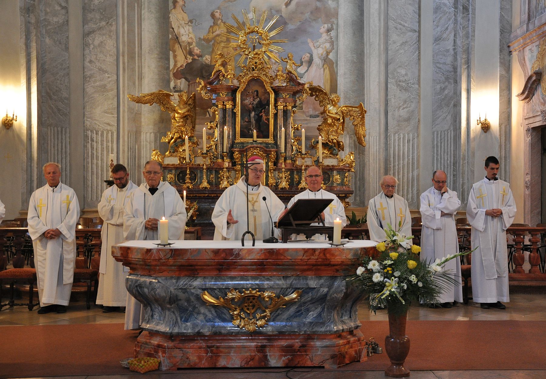Elsőcsütörtök a cisztereknél - a város papságával celebrált misét Spányi Antal, püspök